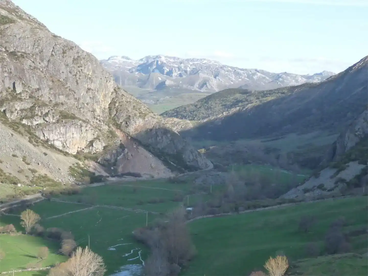 Vista exterior de Piso en venta en San Emiliano con Jardín privado, Parquet y Trastero