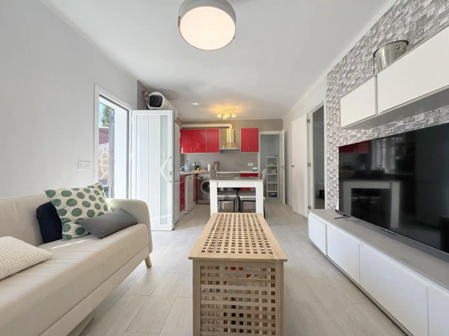Sala d'estar de Casa adosada en venda en Sanchidrián amb Parquet, Moblat i Piscina comunitària
