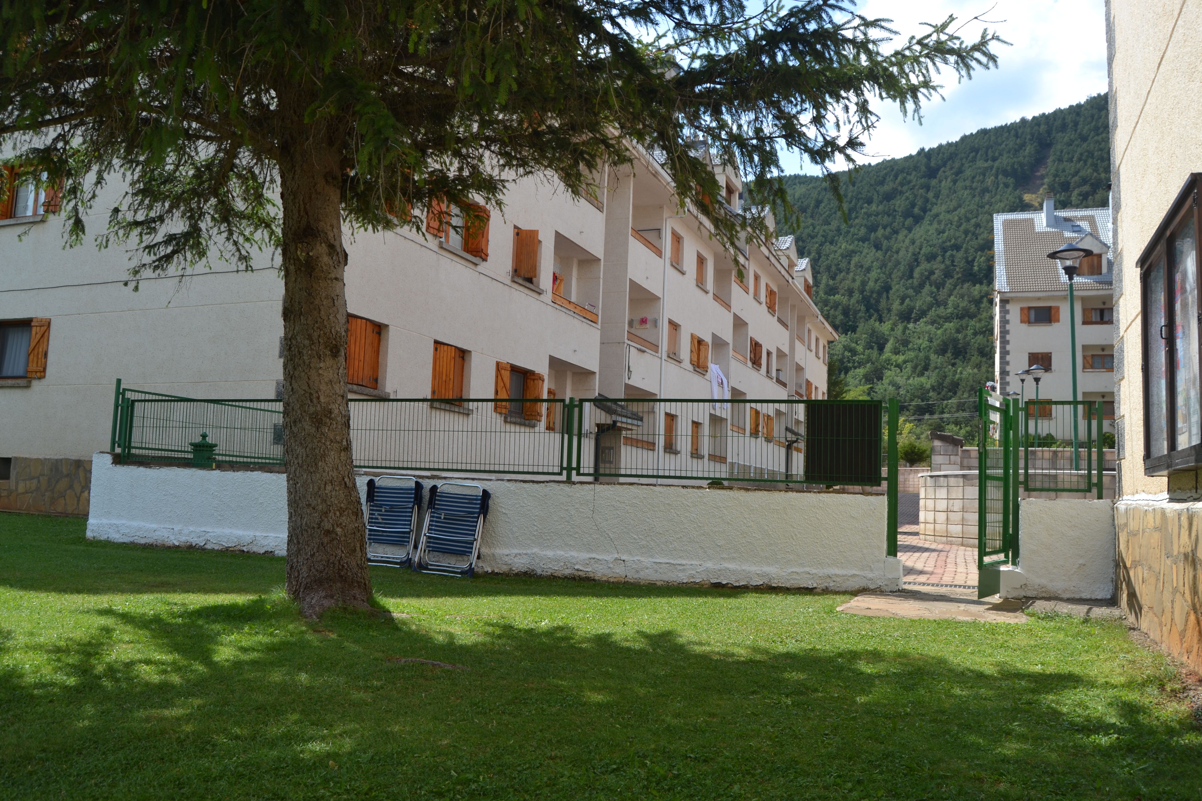 Jardí de Dúplex en venda en Villanúa amb Calefacció, Traster i Moblat