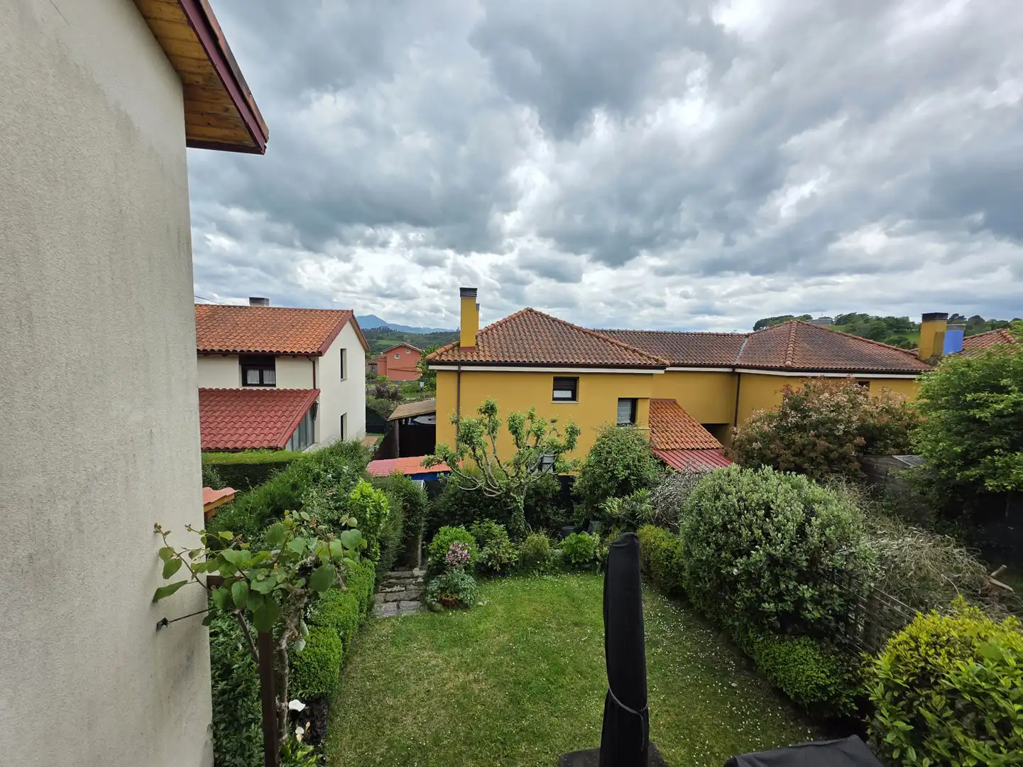 Außenansicht von Haus oder Chalet zum Verkauf in Sariego mit Heizung, Parkett und Terrasse