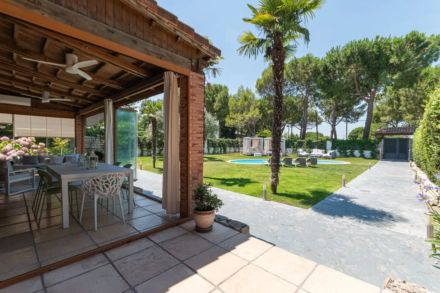Terrasse von Einfamilien-Reihenhaus zum Verkauf in Boadilla del Monte mit Klimaanlage, Heizung und Abstellraum