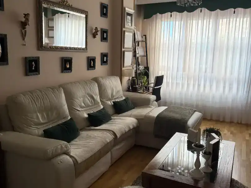 Sala d'estar de Casa adosada en venda en Miranda de Ebro amb Jardí privat, Parquet i Traster