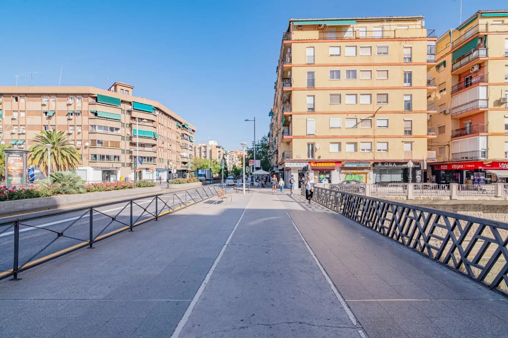 Außenansicht von Dachboden zum Verkauf in Granada mit Klimaanlage und Terrasse