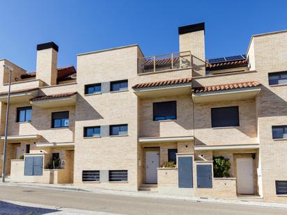 Vista exterior de Casa adosada en venda en María de Huerva amb Aire condicionat, Calefacció i Jardí privat