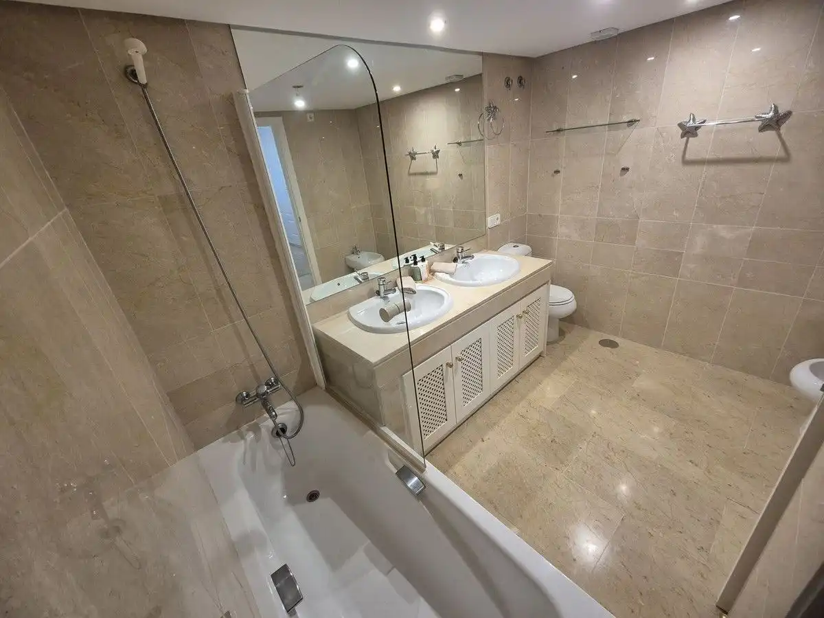 Bany de Apartament de lloguer en Marbella amb Aire condicionat, Calefacció i Terrassa