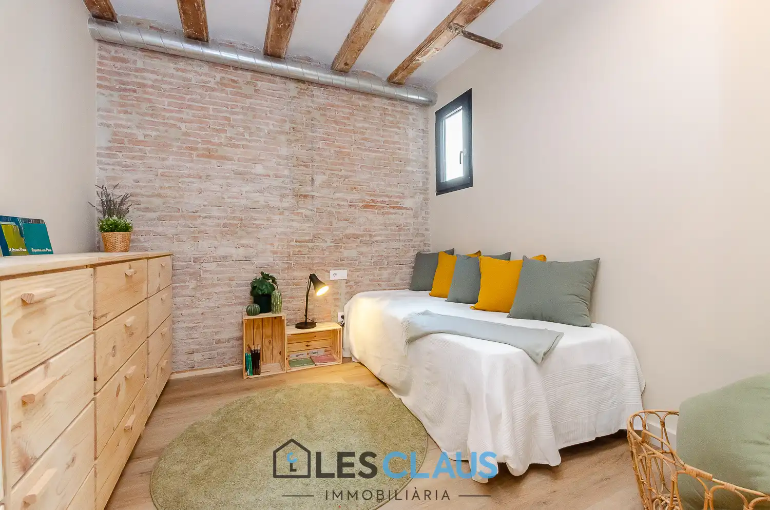 Schlafzimmer von Wohnung zum Verkauf in Barcelona mit Parkett, Ofen und Mikrowelle