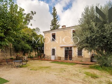 Casa amb balcó en venda a calle Margarida Xirgu
