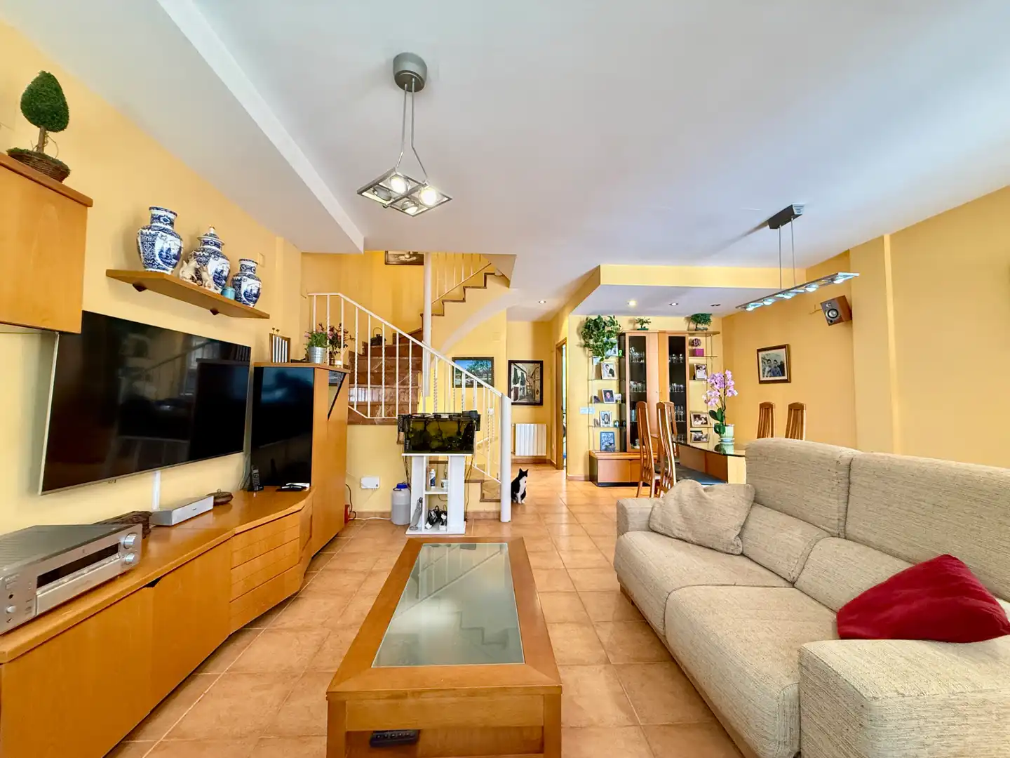 Wohnzimmer von Einfamilien-Reihenhaus zum Verkauf in San Antonio de Benagéber mit Klimaanlage, Heizung und Privatgarten