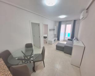 Sala d'estar de Apartament de lloguer en Torrevieja amb Aire condicionat, Balcó i Piscina comunitària