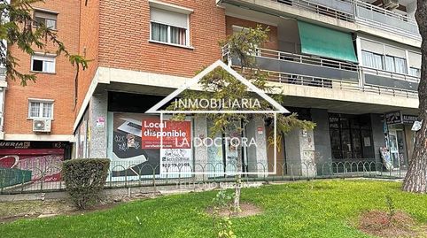 Conjunto de dos locales unidos físicamente formando una única unidad funcional, se encuentra distribuido en un despacho acristalad