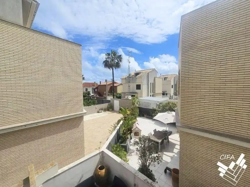 Vista exterior de Casa o xalet en venda en Vinaròs amb Aire condicionat, Jardí privat i Terrassa