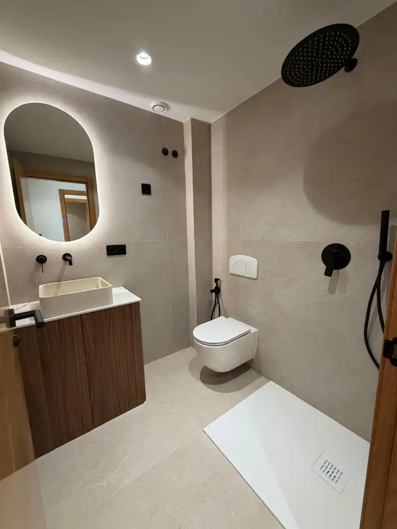 Badezimmer von Wohnung zum Verkauf in A Illa de Arousa  mit Heizung, Parkett und Ofen