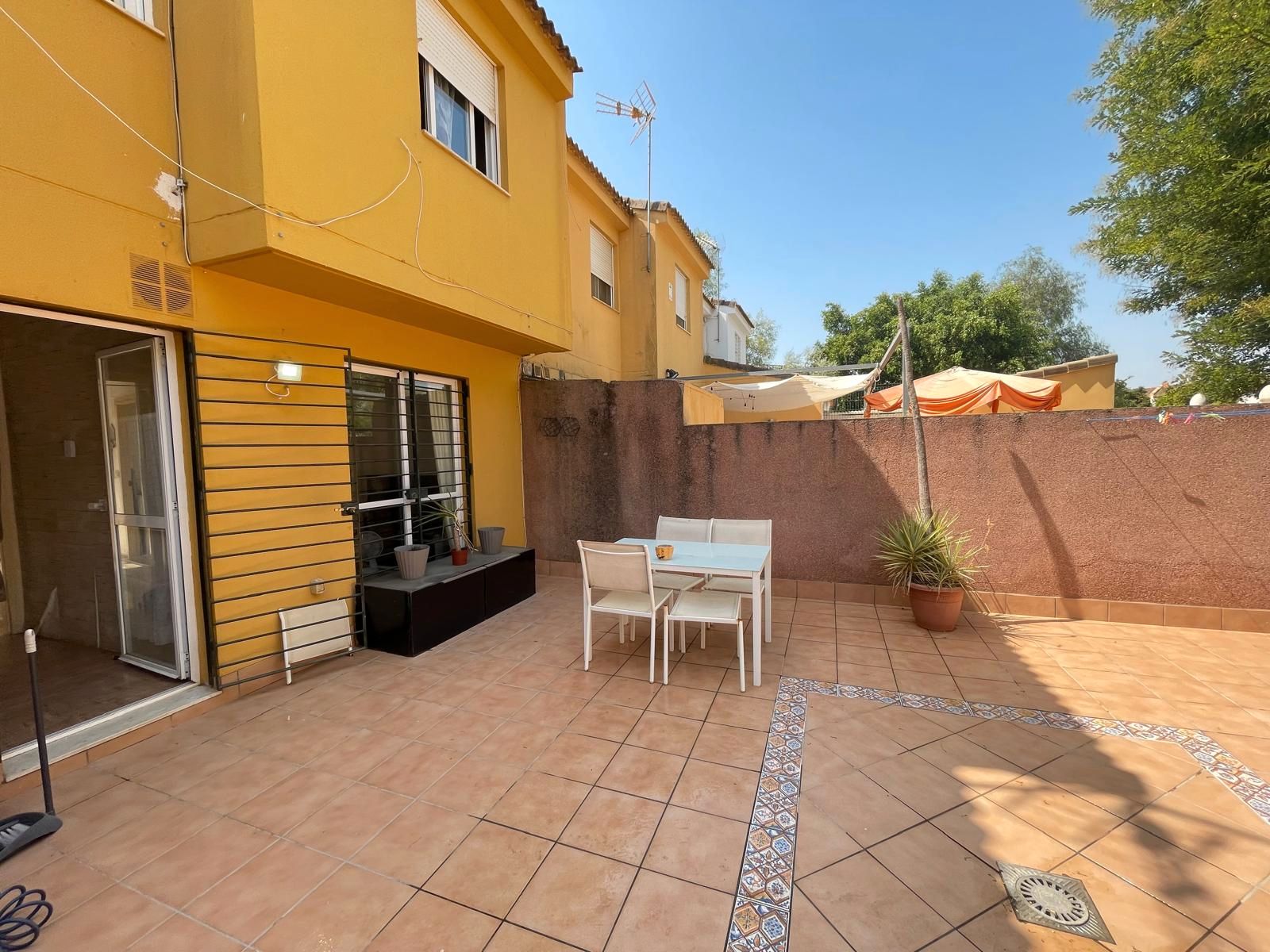 Jardí de Casa adosada en venda en Villanueva del Ariscal amb Aire condicionat i Piscina comunitària