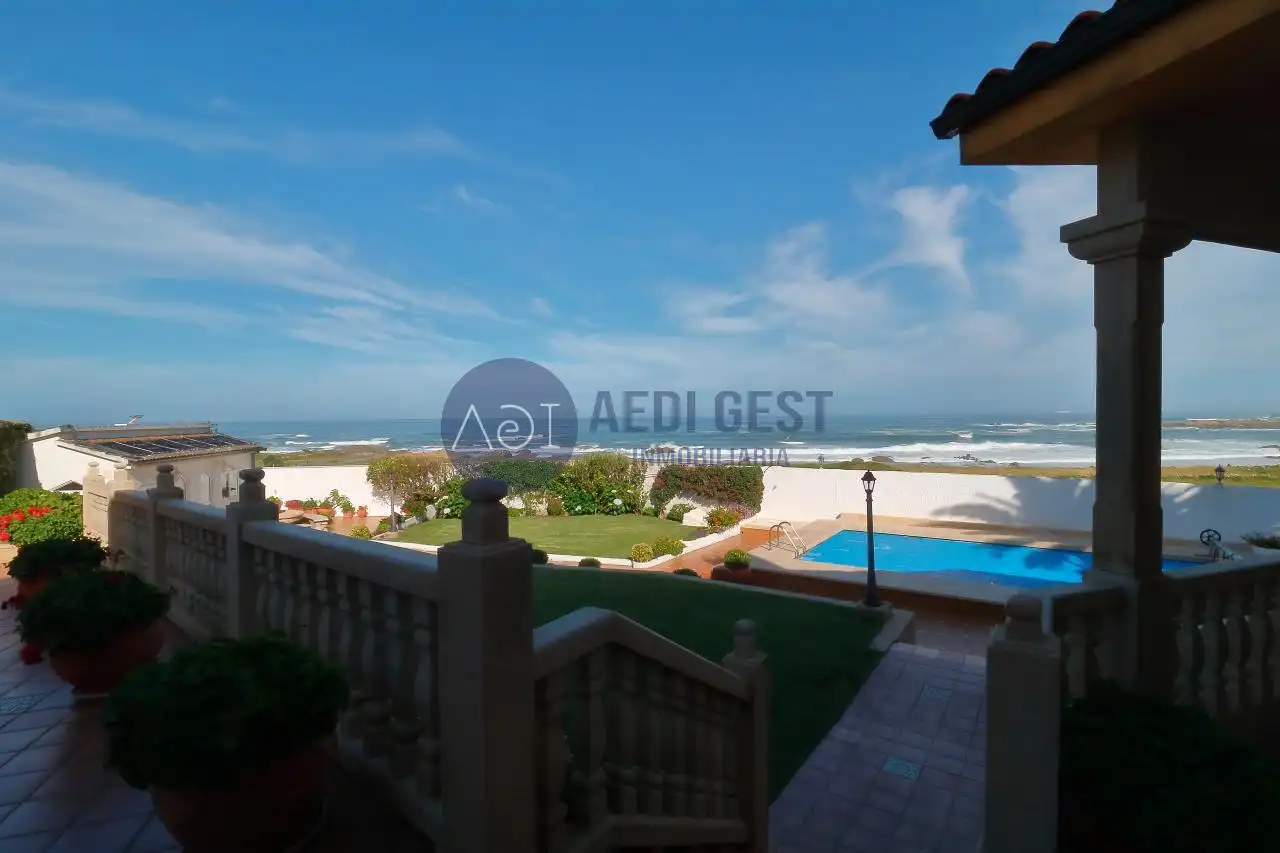 House with pool for sale in Oia