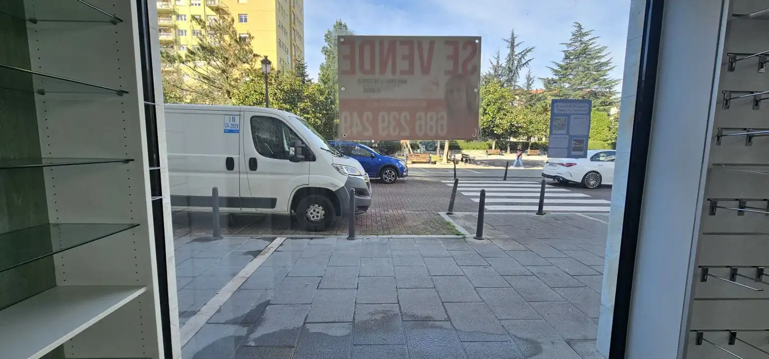 Außenansicht von Geschaftsraum zum Verkauf in Torrelavega 
