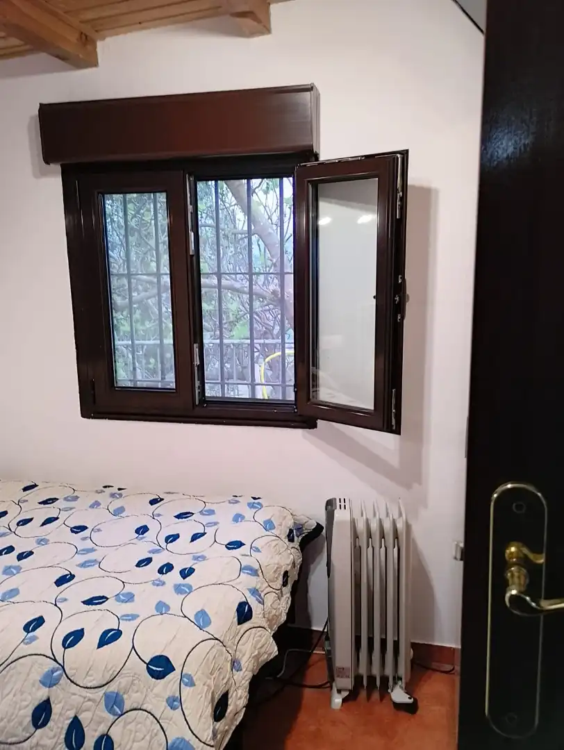 Dormitori de Casa o xalet en venda en Oviedo  amb Jardí privat i Moblat