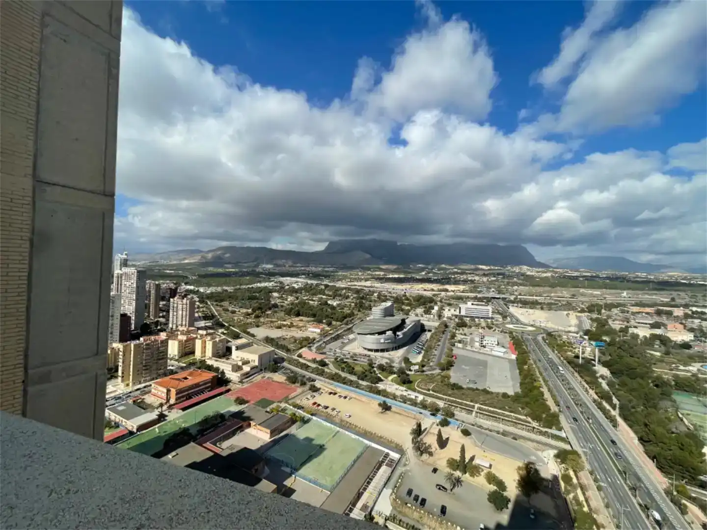 Vista exterior de Àtic en venda en Benidorm amb Aire condicionat, Piscina i Balcó