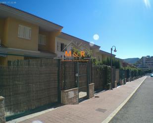 Vista exterior de Casa adosada en venda en Serra amb Calefacció, Jardí privat i Terrassa