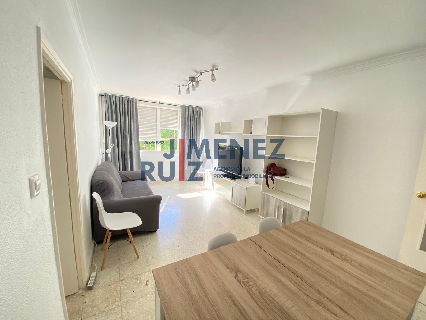 Sala d'estar de Pis de lloguer en El Puerto de Santa María amb Traster