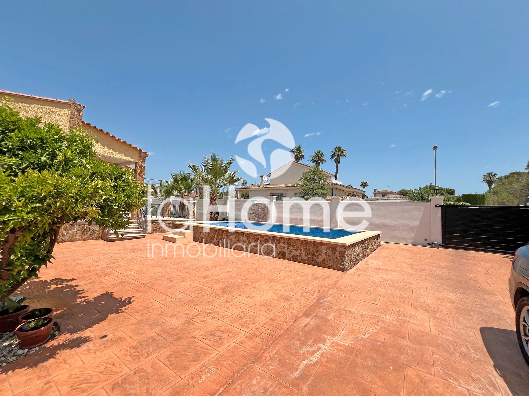 Exterior view of House or chalet for sale in La Pobla de Vallbona  with Air Conditioner, Private garden and Terrace