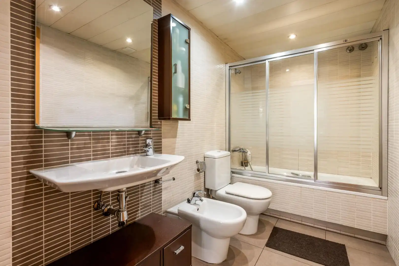 Badezimmer von Wohnung zum Verkauf in Montcada i Reixac mit Klimaanlage, Heizung und Parkett