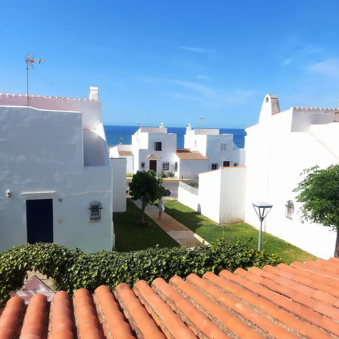 Vista exterior de Casa adosada en venta en Almonte con Terraza, Trastero y Balcón