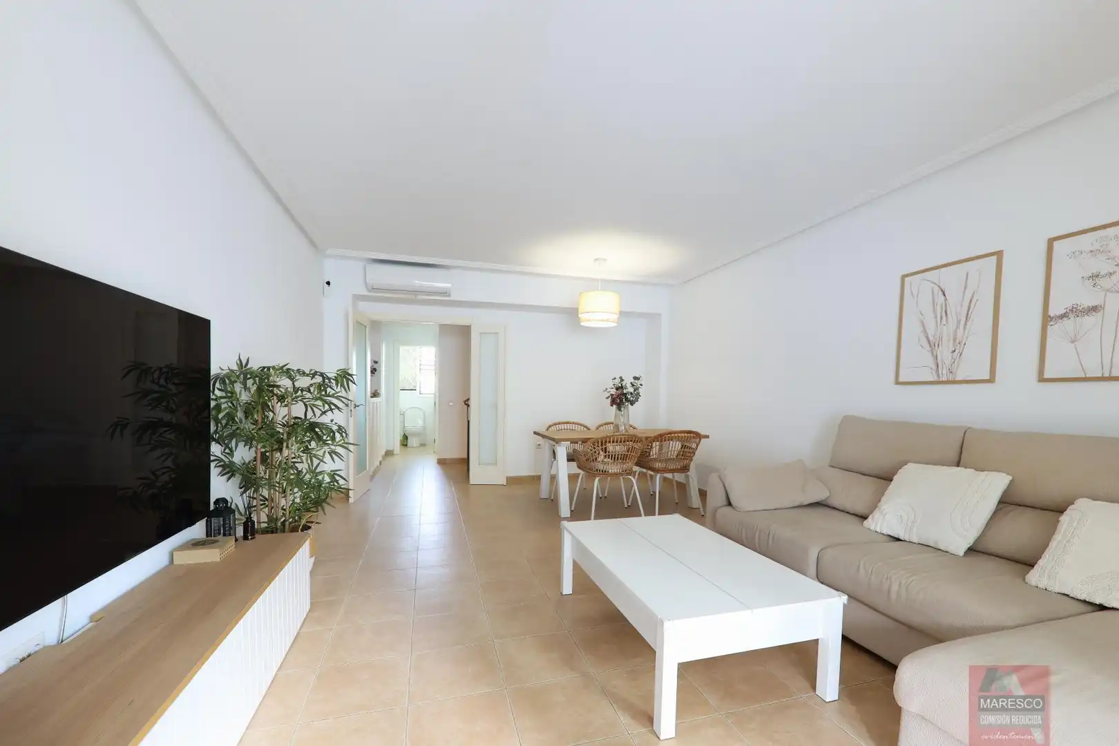 Wohnzimmer von Einfamilien-Reihenhaus zum Verkauf in Mijas mit Klimaanlage, Terrasse und Abstellraum