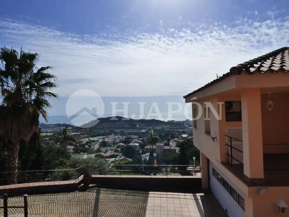 Vista exterior de Casa o chalet en venta en Badalona con Aire acondicionado, Jardín privado y Terraza