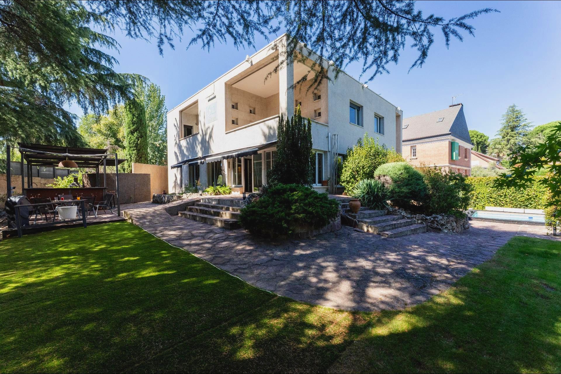 Exterior view of House or chalet for sale in Majadahonda  with Air Conditioner, Private garden and Swimming Pool