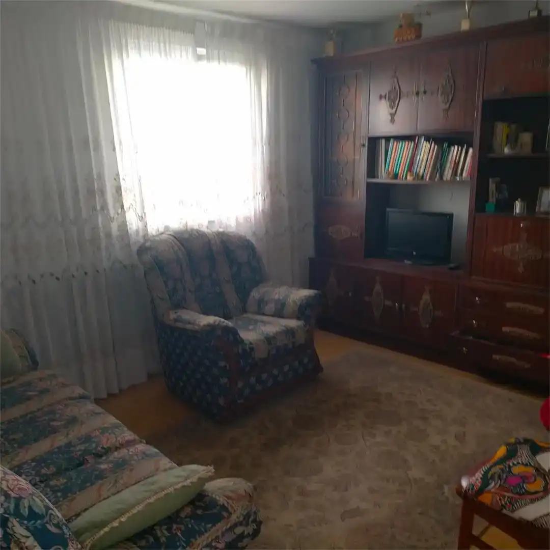 Sala d'estar de Casa adosada en venda en Valdeolea amb Rentadora i TV