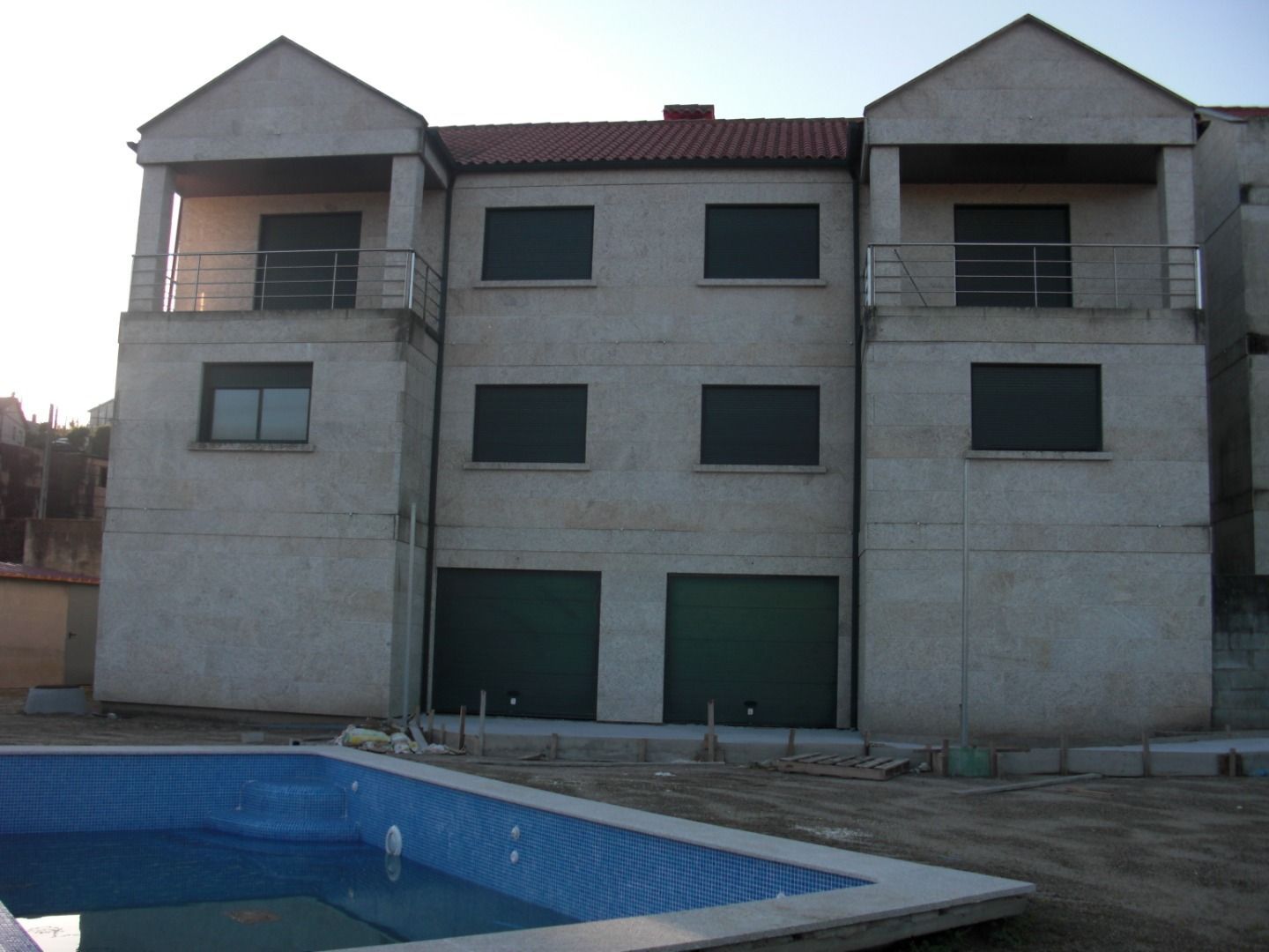 Vista exterior de Casa adosada en venda en A Baña   amb Parquet, Traster i Piscina comunitària