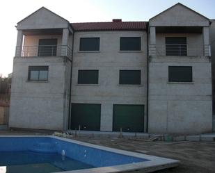 Exterior view of Single-family semi-detached for sale in A Baña    with Parquet flooring, Storage room and Community pool