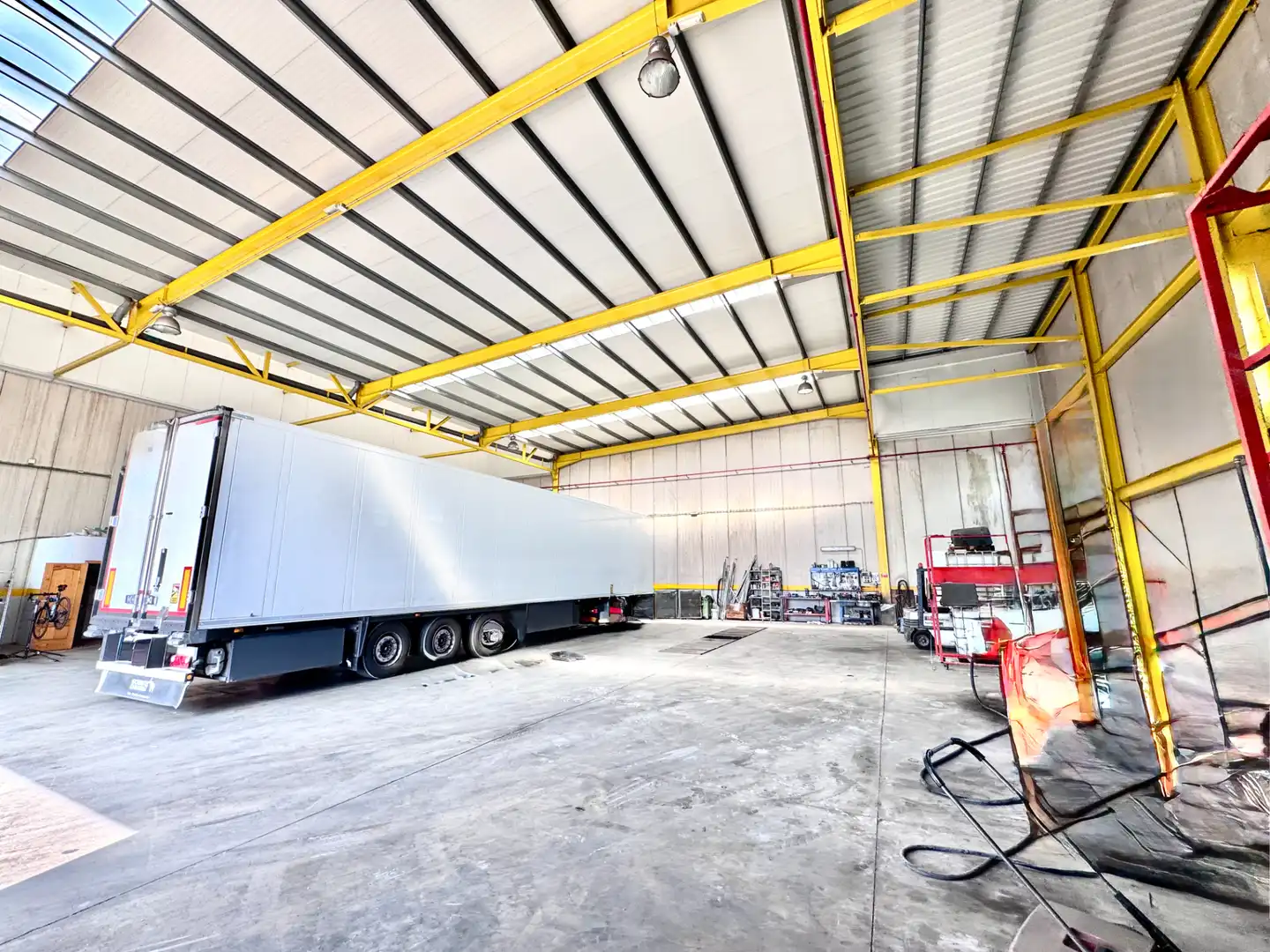 Parkplatz von Fabrikhallen zum Verkauf in El Ejido mit Alarm