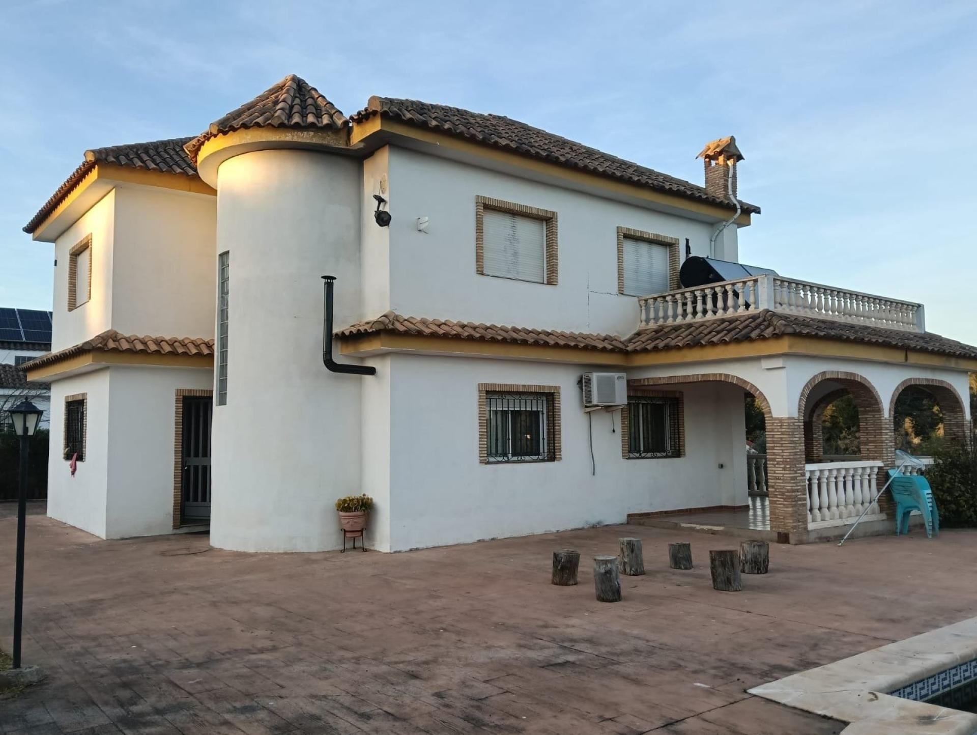 Vista exterior de Finca rústica en venda en Chiva amb Aire condicionat, Piscina i Balcó