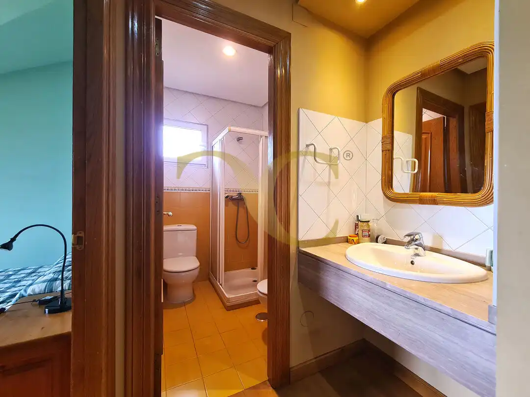 Baño de Casa o chalet en venta en Oviedo  con Calefacción, Terraza y Trastero