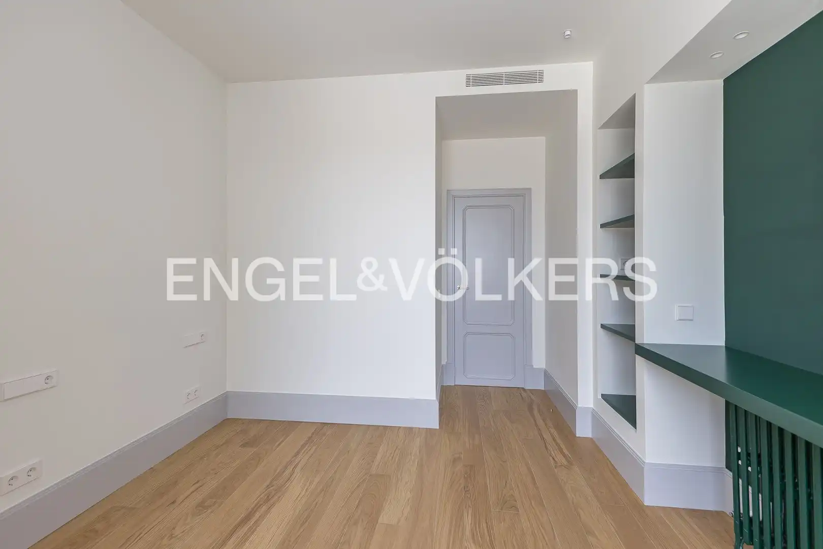 Schlafzimmer von Dachboden zur Miete in Madrid mit Klimaanlage, Heizung und Terrasse