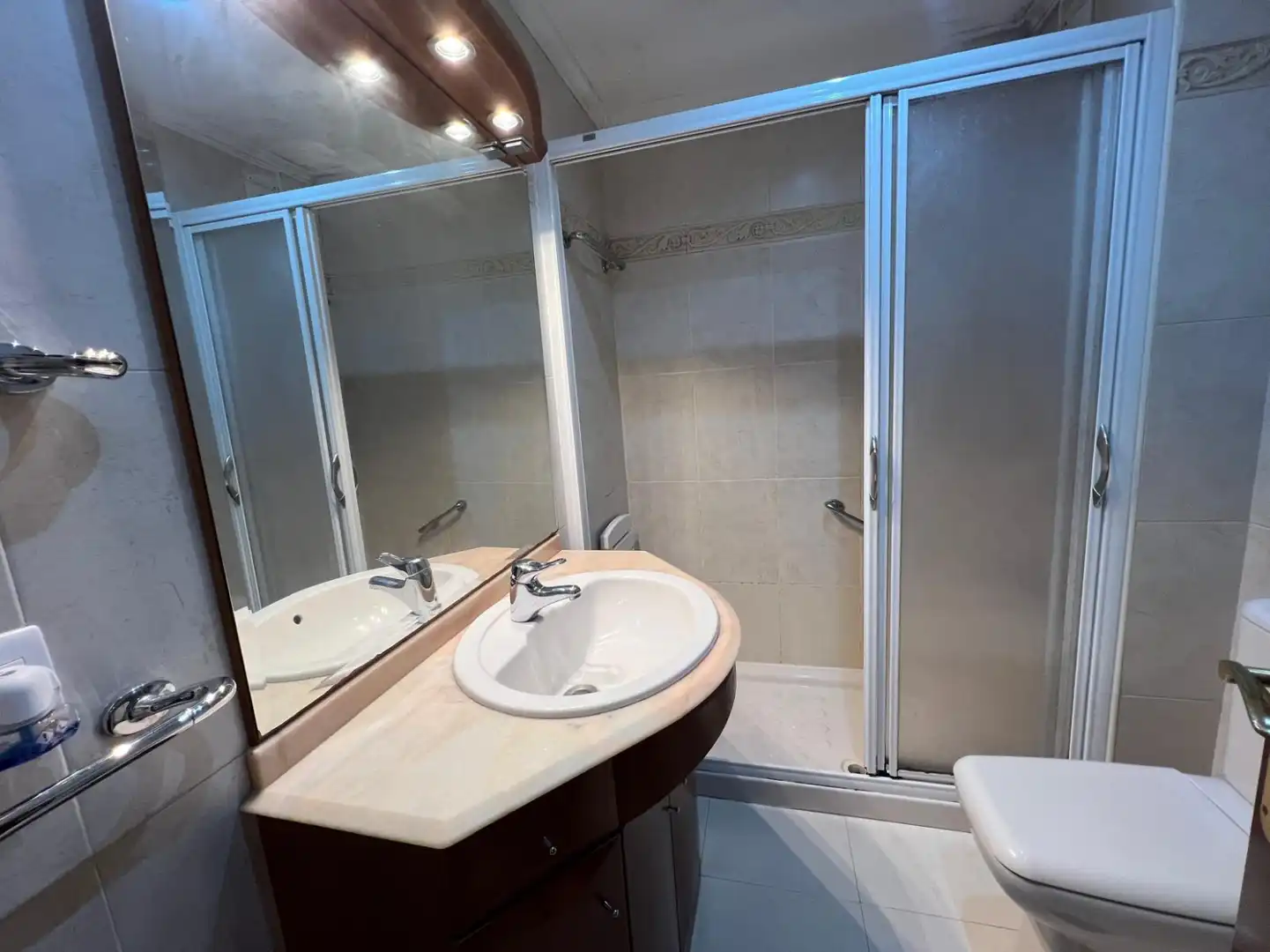 Bathroom of Flat for rent in Gijón   with Heating, Parquet flooring and Storage room