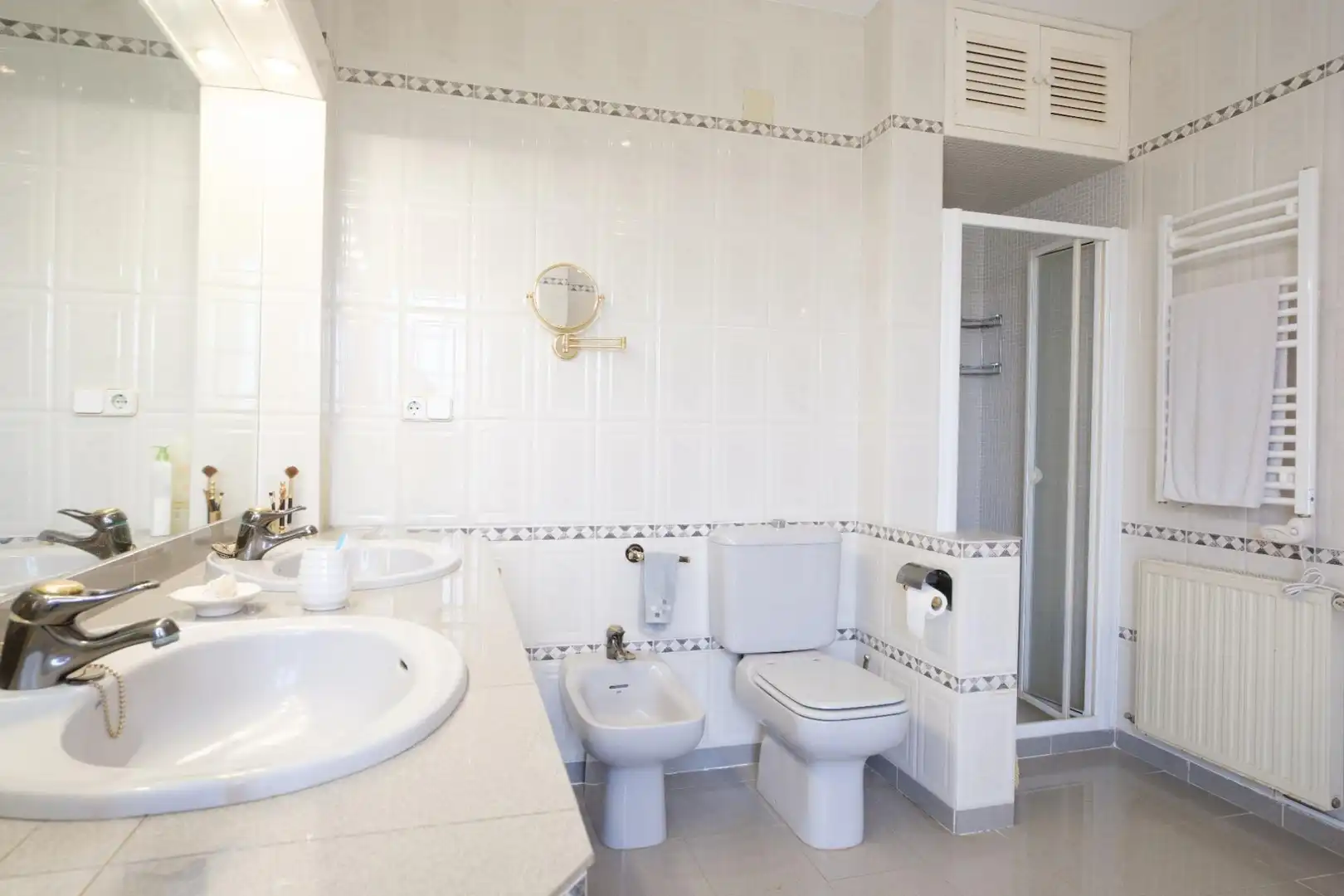 Baño de Casa o chalet en venta en Alcalá de Guadaira con Aire acondicionado, Calefacción y Jardín privado