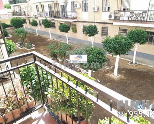 Exterior view of Flat to rent in  Sevilla Capital  with Air Conditioner and Terrace