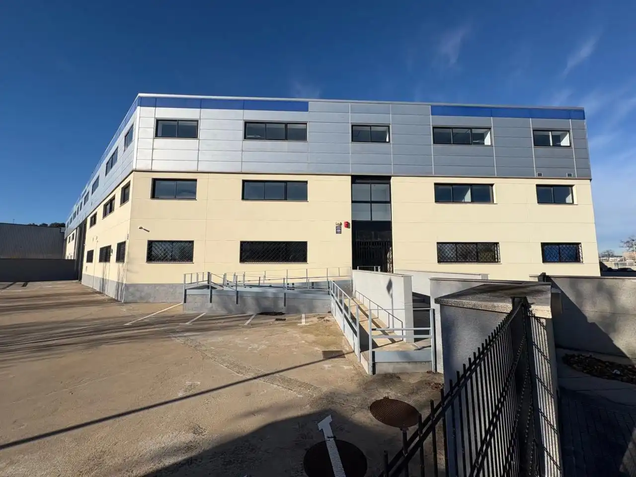 Vista exterior de Nave industrial de alquiler en El Prat de Llobregat con Calefacción y Alarma