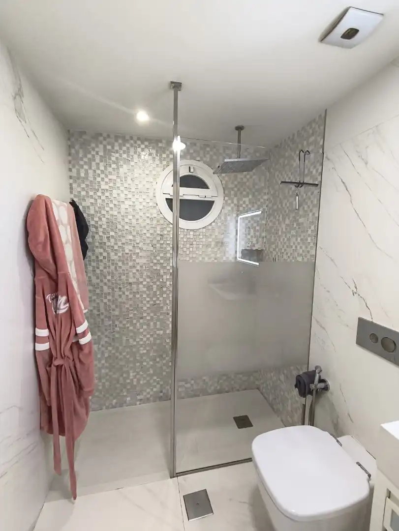 Bathroom of Flat for sale in Madrid  with Air Conditioner, Heating and Storage room