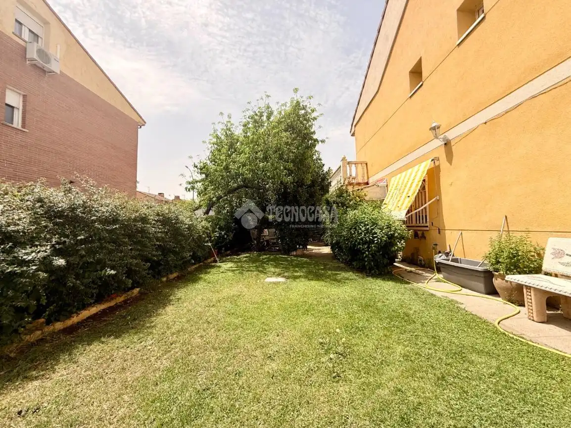 Casa aparellada en venda a Alovera, imagen 4
