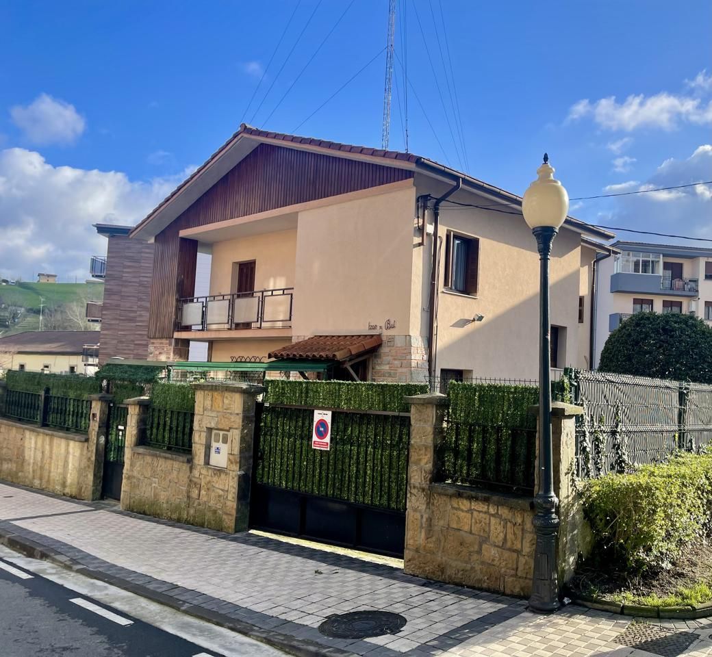 Vista exterior de Casa o xalet en venda en Irun  amb Calefacció, Jardí privat i Terrassa