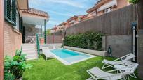 Piscina de Casa adosada en venda en Villaviciosa de Odón amb Aire condicionat, Calefacció i Jardí privat