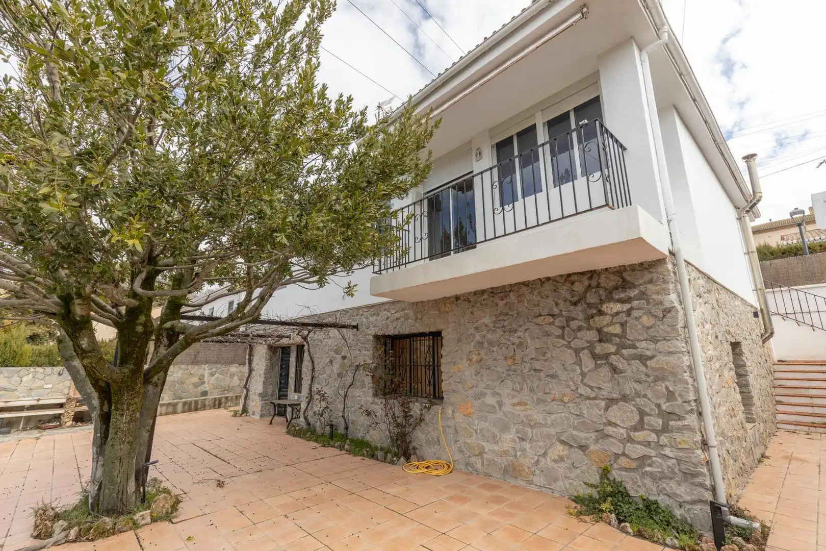 Vista exterior de Casa o xalet en venda en Huétor de Santillán amb Calefacció i Piscina