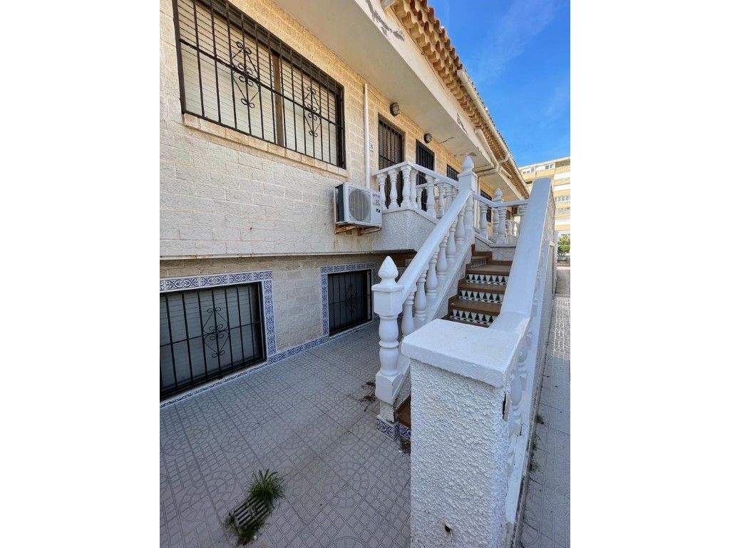 Vista exterior de Casa o xalet en venda en Torrevieja amb Aire condicionat