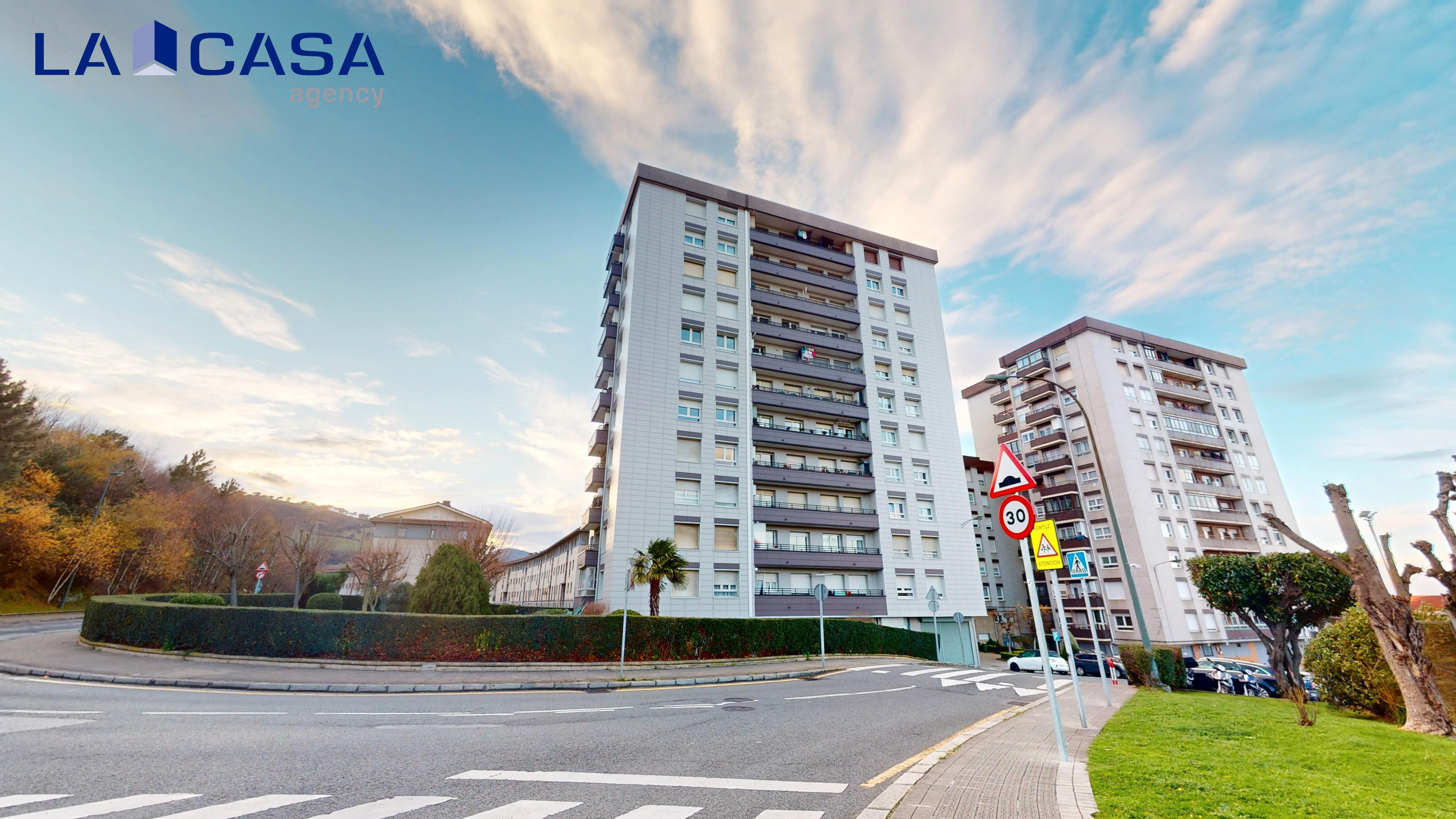 Vista exterior de Pis en venda en Bilbao  amb Calefacció