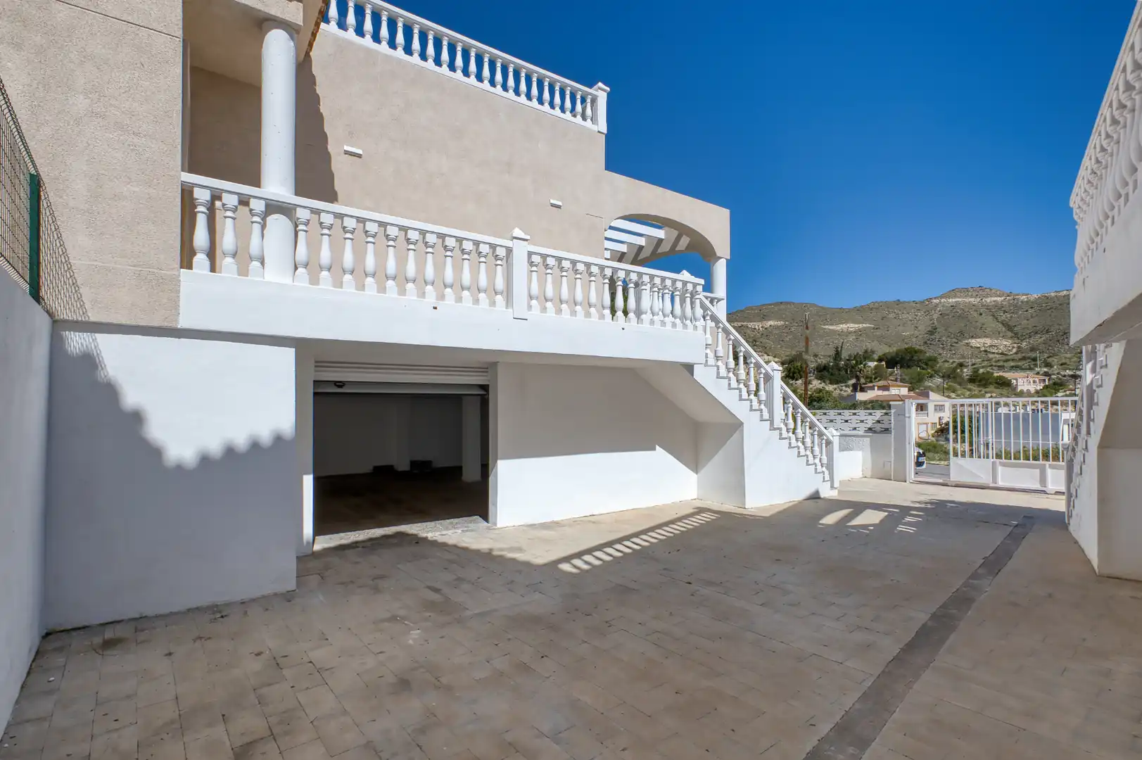 Vista exterior de Casa o xalet en venda en El Campello amb Aire condicionat, Calefacció i Jardí privat