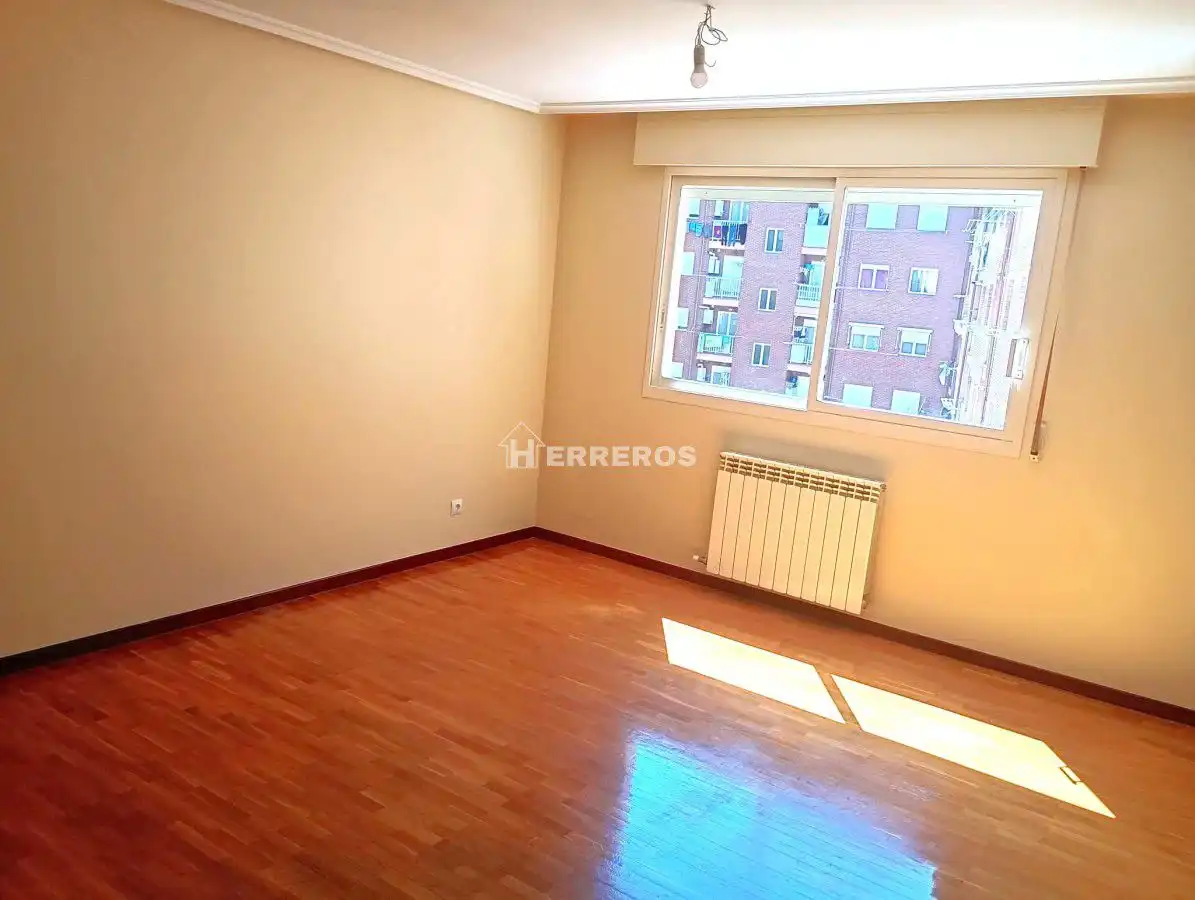 Dormitori de Apartament en venda en Lardero amb Calefacció, Parquet i Traster