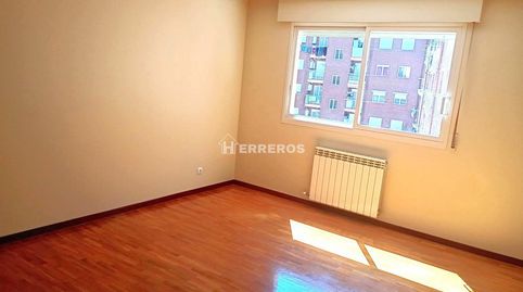 Foto 2 de Apartament en venda a Tres de Abril, Lardero, La Rioja